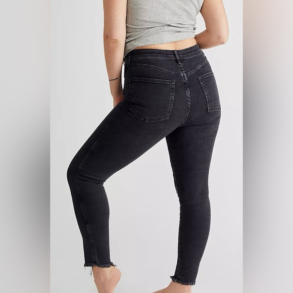 NWT.. FREE PEOPLE  We The Free Raw High-Rise Jeggings - Picture 2 of 2